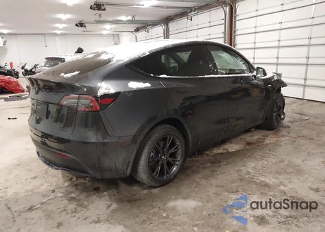2025 Tesla Model Y Long Range Dual Motor All-Wheel Drive z USA, uszkodzony, nr VIN 7SAYGDED3SF269554